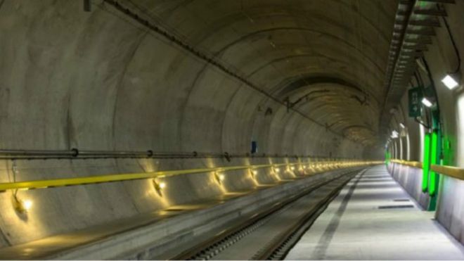 اضطُر المهندسون للحفر بين 73 نوع من الصخور، وتبلغ درجة الحرارة في الجزء الذي يمر تحت الجبل 46 درجة مئوية